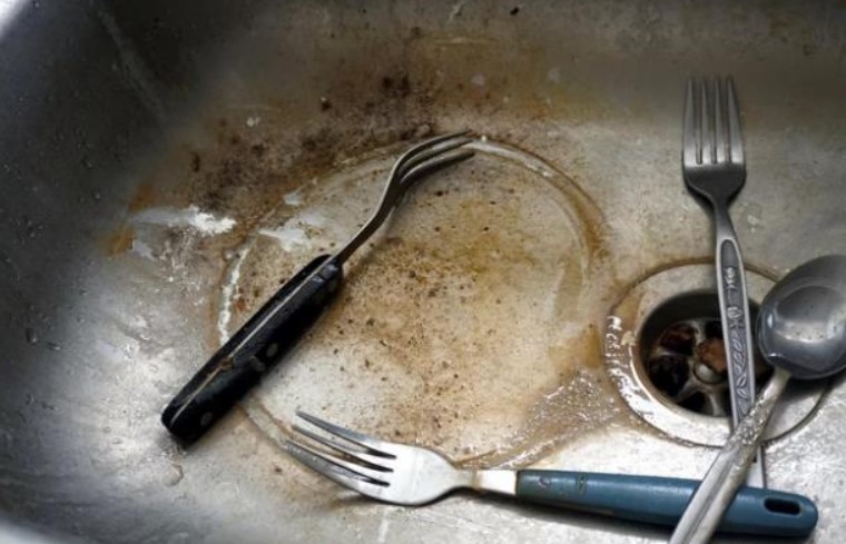 Мало невнимание може да ви направи огромен проблем во кујната: РАБОТИ кои никогаш не треба да ги фрлате во мијалникот