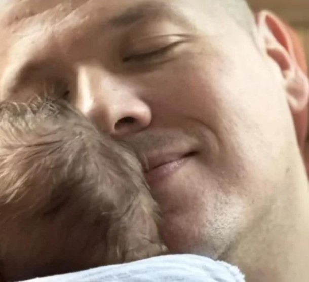 Бебето ја разбуди неговата нежна страна: Слоба Радановиќ ужива со синот (ФОТО)
