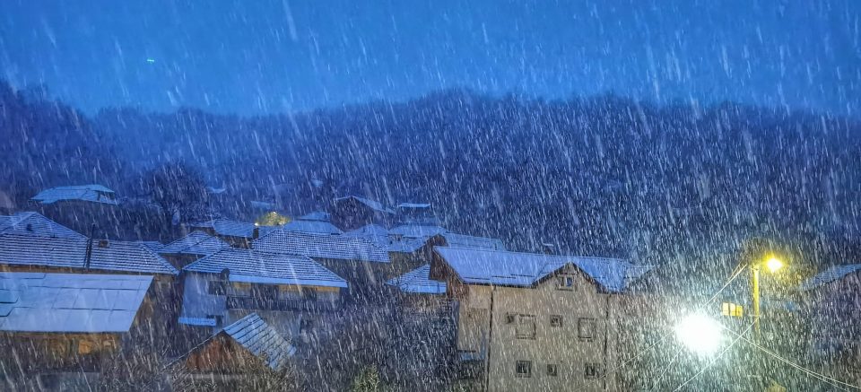 ТРУПА СНЕГ БЕЗ ПРЕСТАН – вечерва Македонија ја зафати снежен бран, на овие места врне уште од пред неколку часа! (ФОТО)