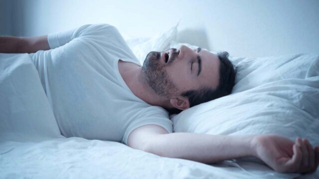 ГЕНИЈАЛНА ТЕХНИКА КОЈА ДЕЛУВА: Еве како да заспиете за само 2 минути(ВИДЕО)