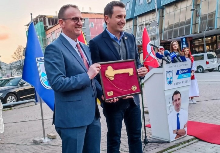 Градоначалникот на Тирана стана почесен граѓанин на Гостивар
