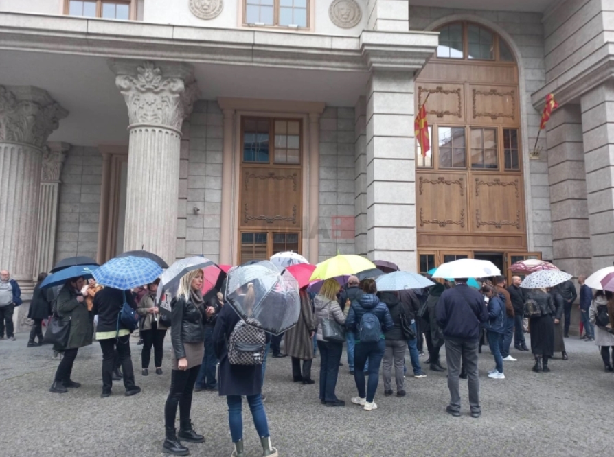 Вработените од Министерството за култура на протест, бараат средба со министерот за финансии