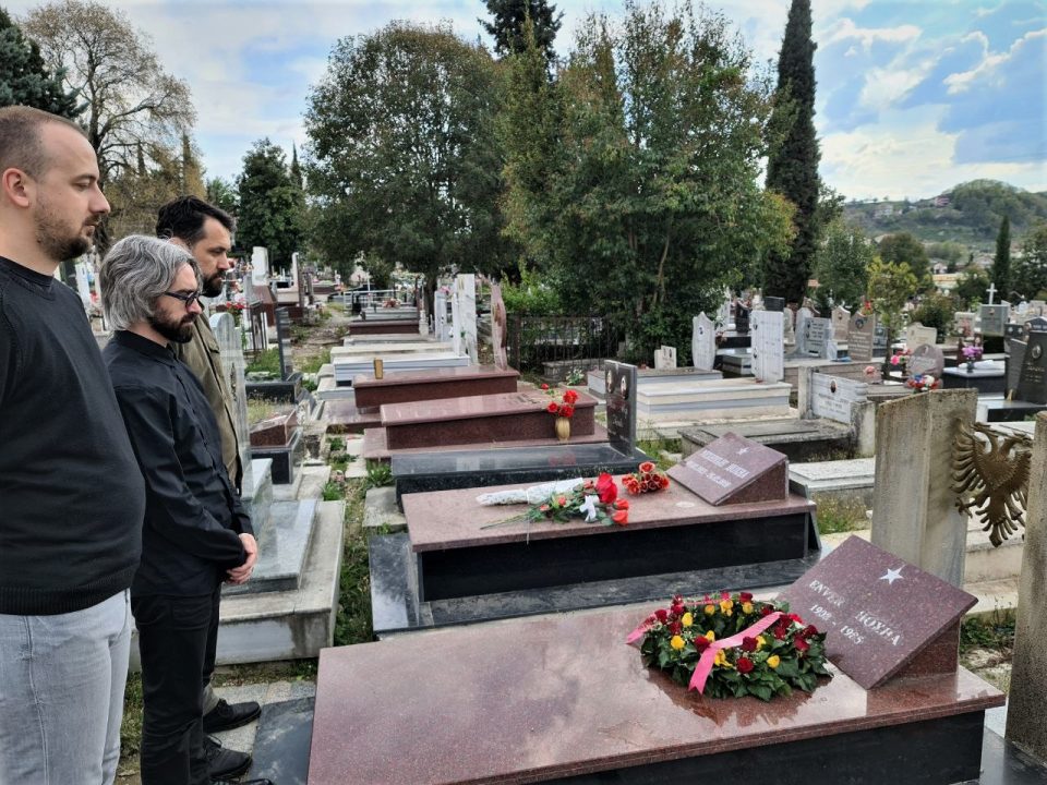 Лавина ОСТРИ РЕАКЦИИ по посетата на Левица на гробот на Енвер Хоџа: Кога ќе се поклоните кај Чаушеску, Пиноче, Живков… (ФОТО)