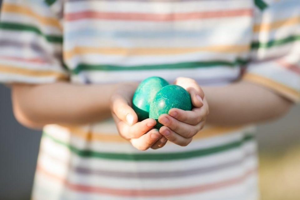 Како да ги обоите велигденските јајца во ЗЕЛЕНО? Не мора да купувате боја – пробајте го овој трик!