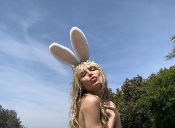 Хајди Клум позираше во танга и со зајачки уши на Велигден