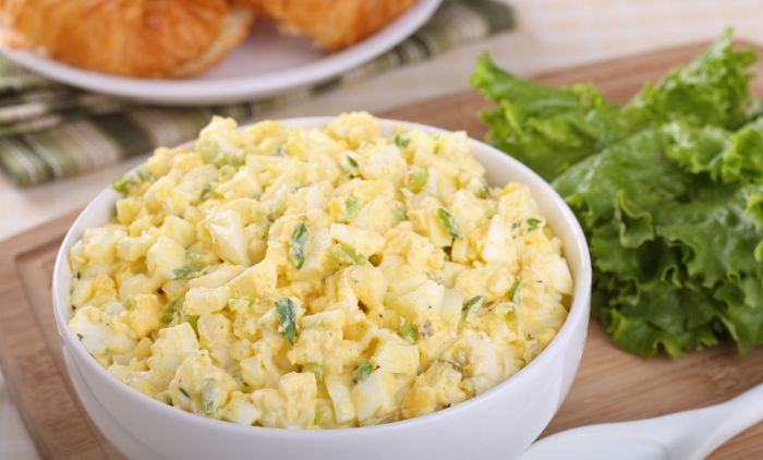 Велигденска салата со јајца: Идеална за секаква трпеза, а поради оваа необична состојка постојано ќе ја правите!