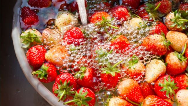 НИШТО БЕЗ ОЦЕТ И СОДА Ова е единствениот правилен начин за миење јагоди