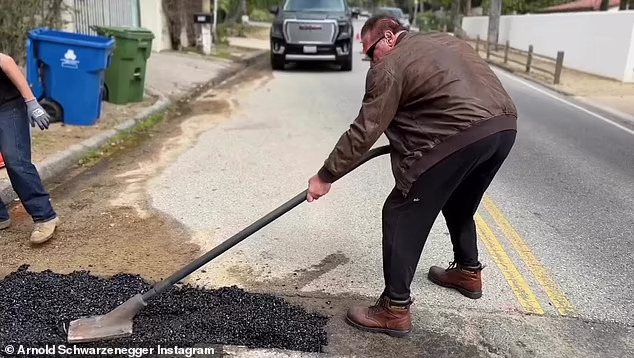 ВИДЕО: Шварценегер асфалтираше дупка во своето соседство
