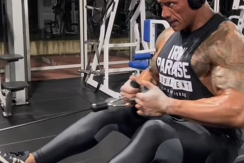 Двејн Џонсон објави видео од теретана, па стана мета на потсмев: „Вежбаш ли нозе?“