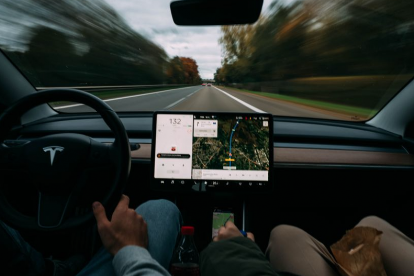Вработените во „Tesla“ фатени како потајно симнуваат видеоснимки од возилата и ги споделуваат
