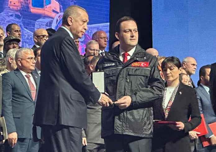 Ердоган им додели медал на македонските спасувачи кои учествуваа во потрагата и спасувањето на настраданите од земјотресoт во Турција