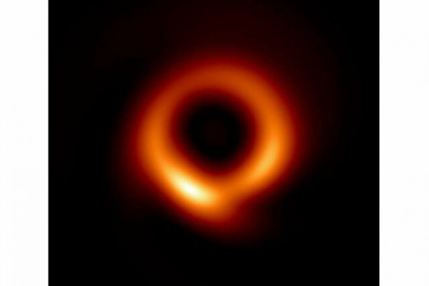 Неверојатна глетка! Научниците објавиле подобрена верзија на фотографија од црна дупка