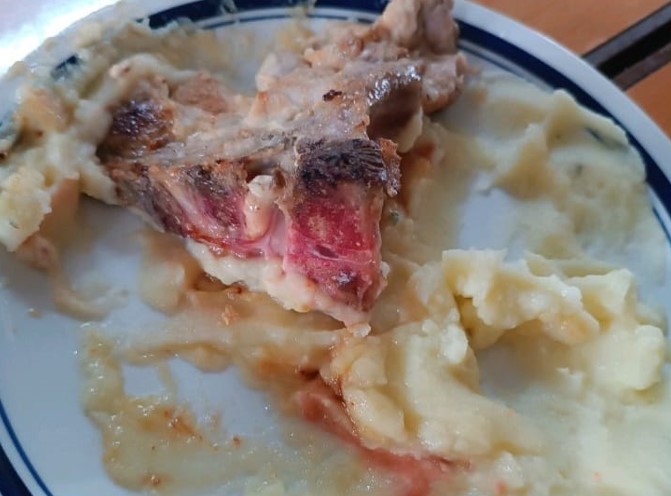Полуживо месо за оброк во студентски дом во Скопје (ФОТО)