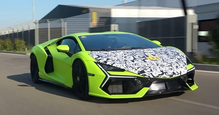 Lamborghini Revuelto „фатен“ на асфалт