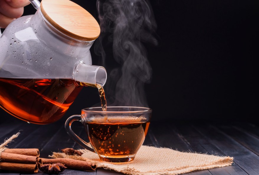 Црн чај и чај од ѓумбир против невообичаената надуеност во лето