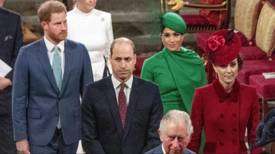 ОВАА фотографија ја понижува Кејт: Меган блеска покрај кралот Чарлс – нов хаос во кралското семејство