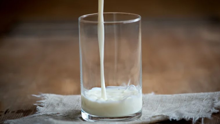 Бидете внимателни: Млекото е здраво, но во комбинација со ОВИЕ намирници може да стане штетно за вас