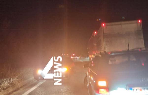 ВИДЕО: Хаос на автопатот Скопје- Велес, блокирани автомобили со цели семејства, камиони