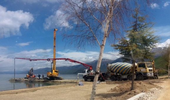 Бетонизација на Охридско езеро на албанска страна, нафтена дамка во Студенчишта