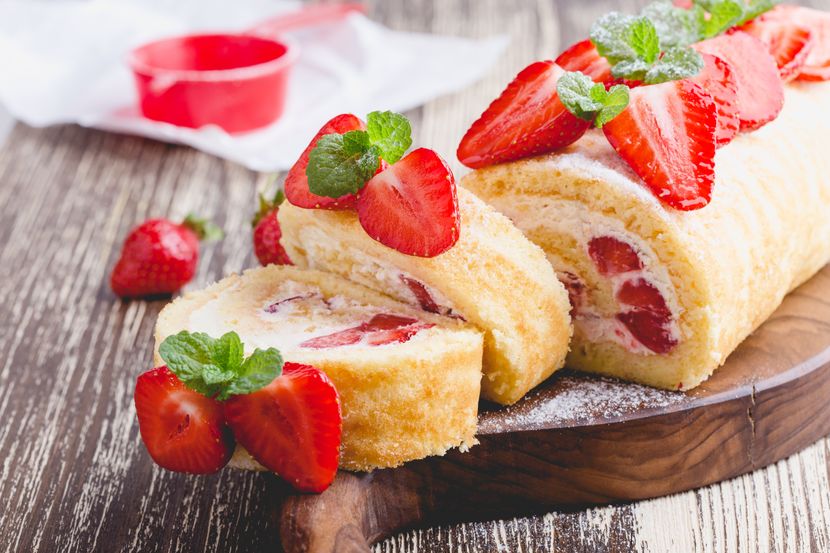 Ролат со јагоди: Засладете ги празниците со совршен освежителен десерт