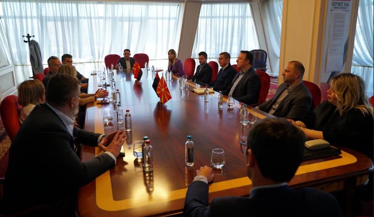 „Државата секојдневно станува полоша“: Мицкоски на средба со Зафировски и бордот на директори на „Македонија 2025“