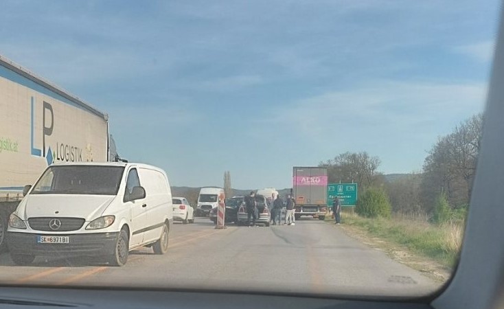 Внимавајте: Сообраќајна несреќа на автопатот Скопје – Велес (ФОТО)