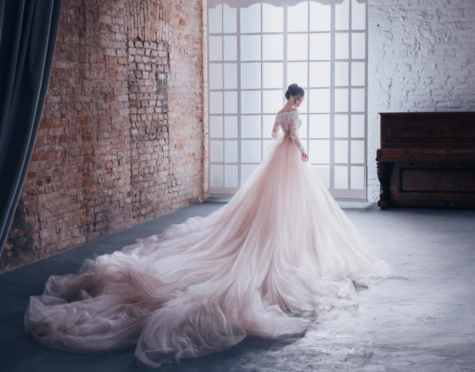 ФОТО: Ретко која невеста би облекла ваква венчаница, но тие се тренд за оваа година
