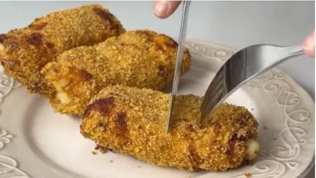 Никој нема да може да одолее на овие полнети пилешки ролни! (РЕЦЕПТ+ВИДЕО)