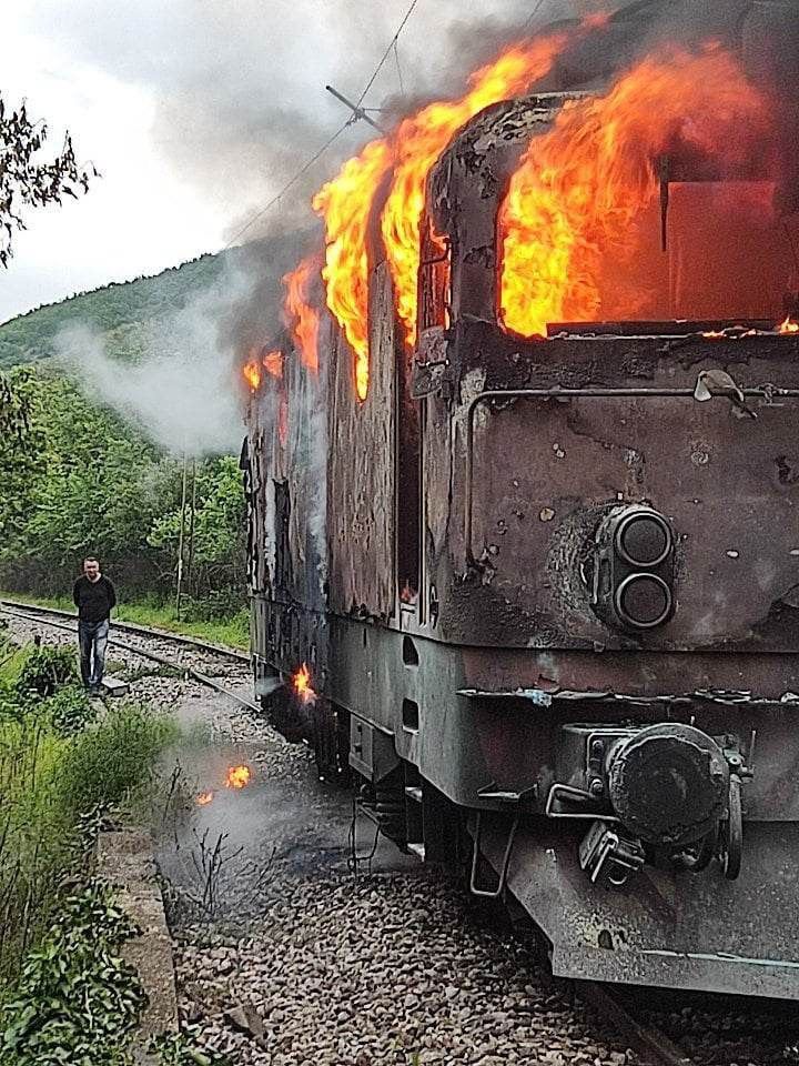 ФОТО: Се запали воз на пруга кај Велес
