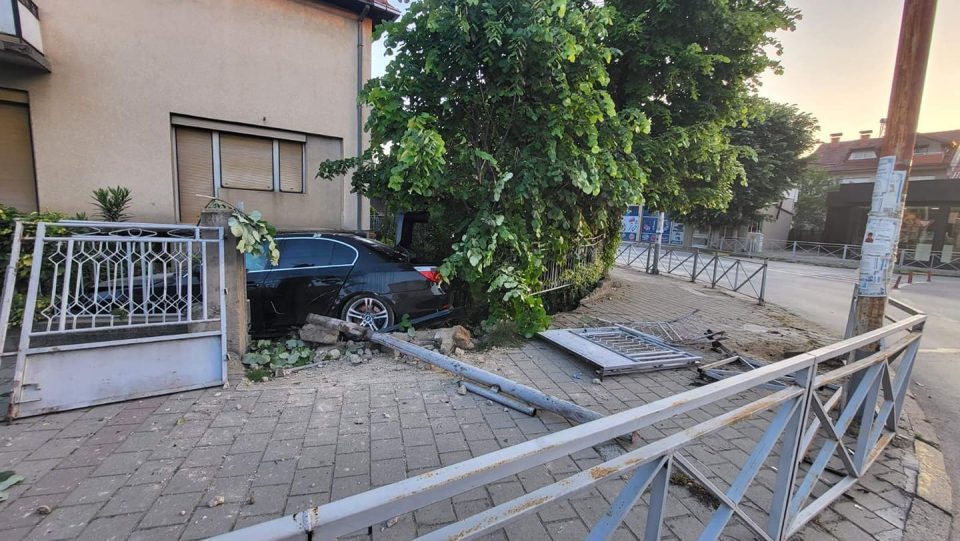 Ужасна сообраќајка во Македонија: Автомобил излета од кружен тек и влета во двор! (ФОТО)