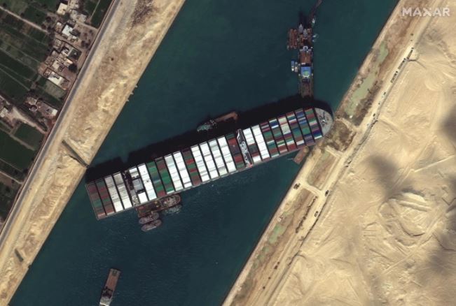 Извлечен насуканиот брод во Суецкиот канал