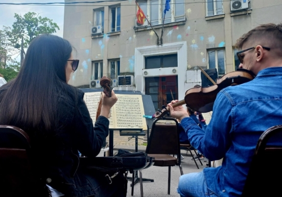 Оркестарот на Македонската Филхармонија повторно излезе на протест, обвинуваат дека министерката манипулира