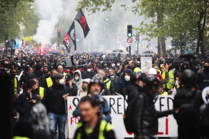 Во Франција повредени 108 полицајци, приведени 291 лице