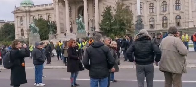 Учесници на протестот го блокираа сообраќајница пред зградата на српскиот Парламент