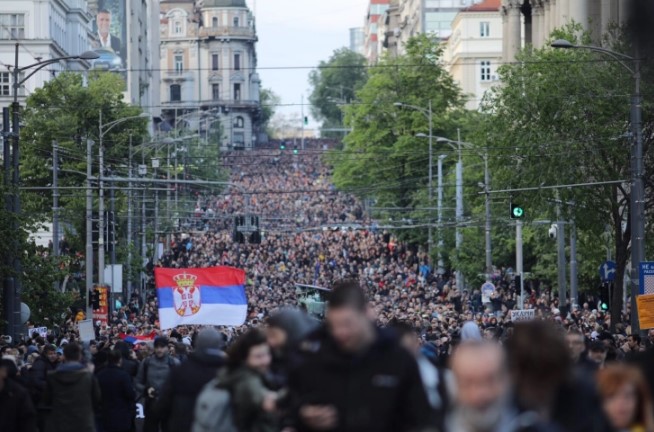 Во Белград повеќе десетици илјади луѓе повторо на протест „Србија против насилството“ и блокада на мостот Газела