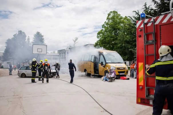 Симулациска вежба за евакуација на ученици по сообраќајна незгода и предизвикан пожар