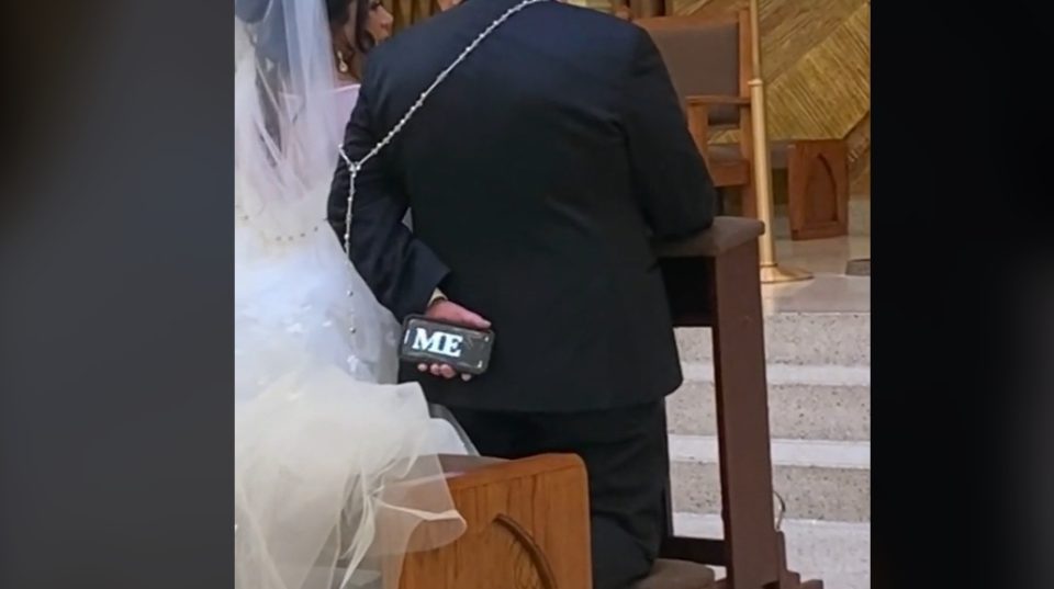 ВИДЕО: Гостите останаа шокирани кога видоа што држи младоженецот во рака