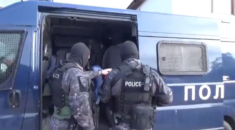 ВИДЕО: Претреси на 27 локации во Скопје, приведени 15 лица, сузбиени три организирани криминални групи инволвирани во недозволена трговија со дрога и оружје