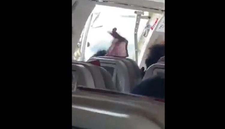 ВИДЕО: Врата од авион се отвори среде лет, патниците во паника, се појави снимка