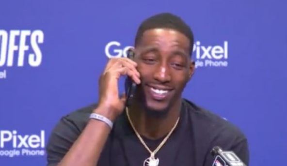 Разговор кој не се одбива: НБА ѕвездата доби повик од мајка си среде прес-конференција, неговата реакција е хит (ВИДЕО)