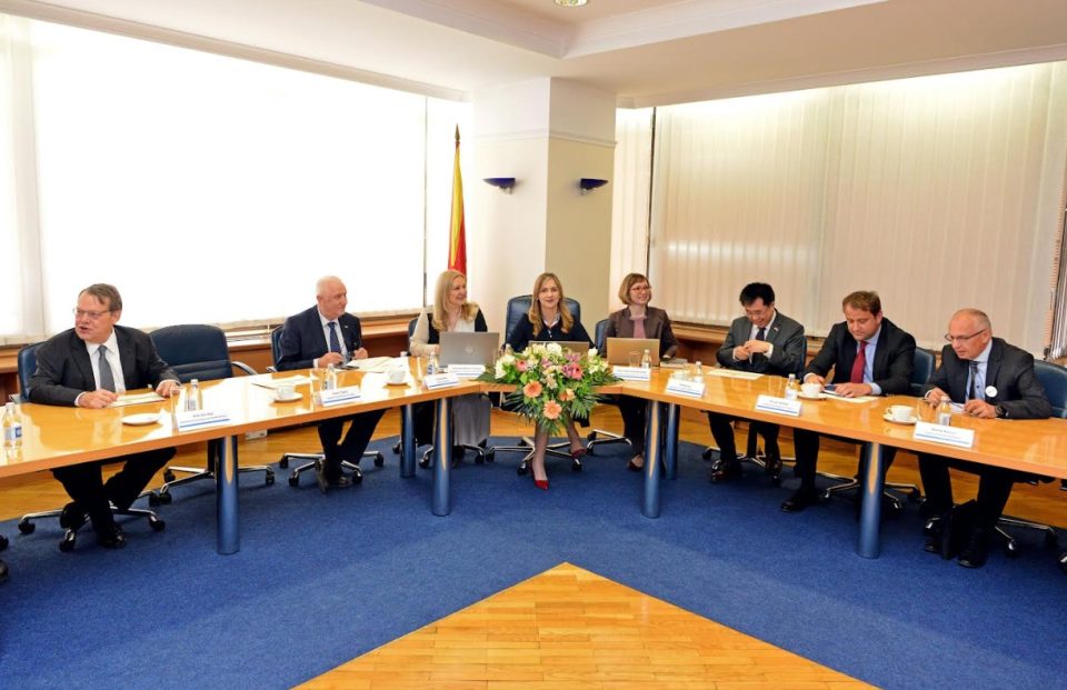 Гувернерката Ангеловска-Бежоска ги презентира макроекономските проекции пред дипломатскиот кор и меѓународните организации
