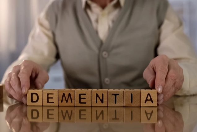 Едноставен тест кој предупредува на помалку познат симптом за деменција