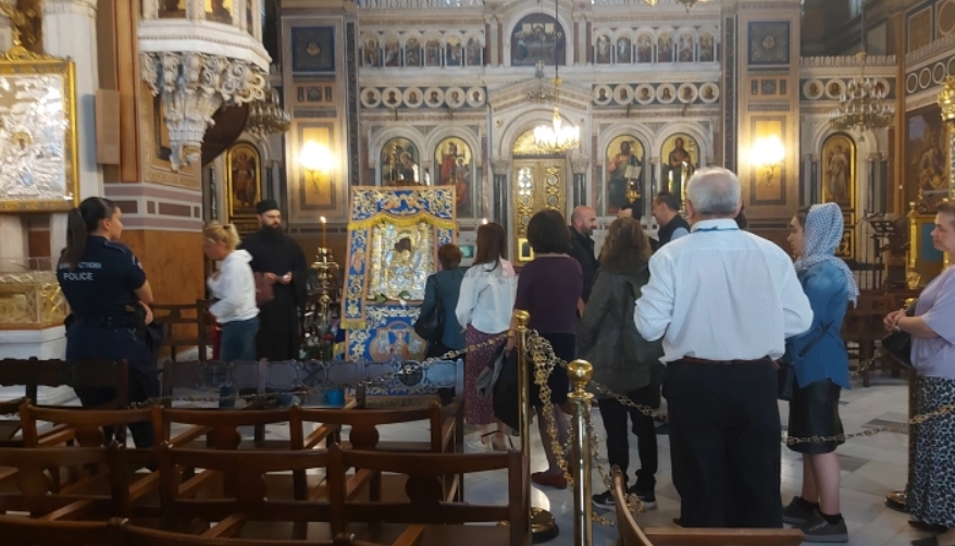 Илјадници Грци се поклонија во Атина пред чудотворната светогорска икона на Богородица
