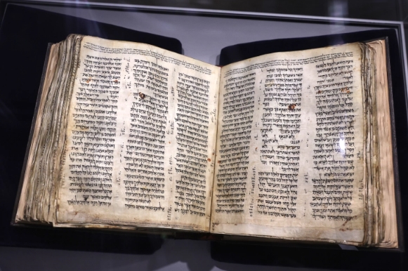 Најстарата хебрејска Библија продадена за 38,1 милион долари