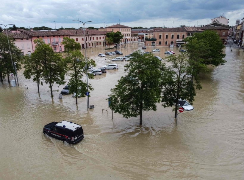 Најмалку 14 загинати во поплавите во северна Италија