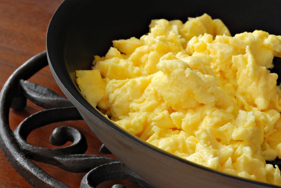 Дали додавате вода или млеко во јајцата, еве што препорачуваат професионалните готвачи