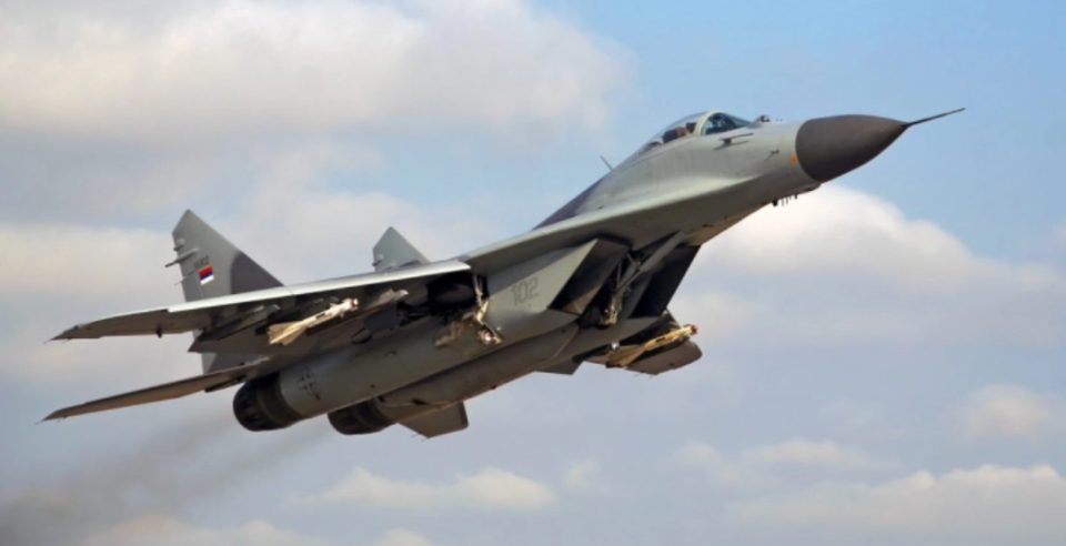 Загинаа две лица: МиГ-21 удри во куќа во западна Индија