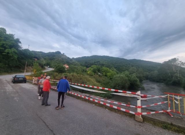 Товарно возило пробило ограда од мост и паднало во Вардар на патот Зелениково – Таор