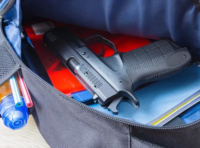 Курир дознава: Ученик од ОУ во Скопје вперил пластичен пиштол кон соученици, средношколки се заканувале преку социјална мрежа