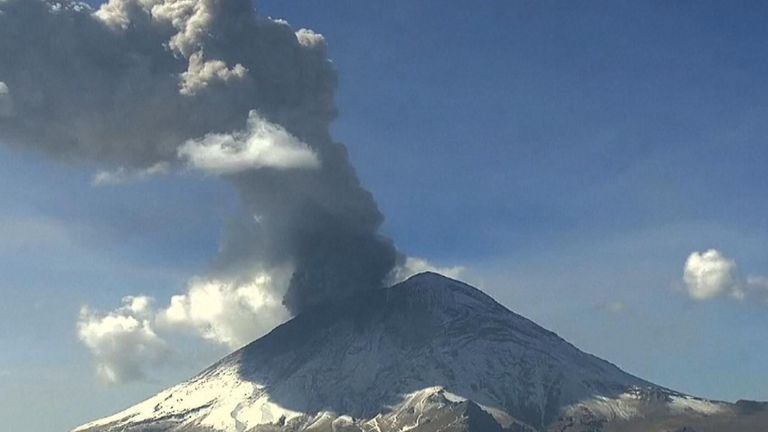 ВИДЕО: Силни ерупции на Попокатапетел, прекината наставата во 22 мексикански градови